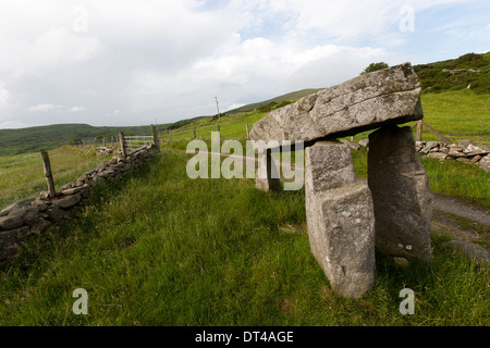 Legananny Dolmen ist ein megalithischen Dolmen oder Cromlech zu nahe Banbridge und Castlewellan, ein gutes Beispiel für ein Dolmen. Stockfoto