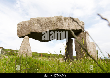 Legananny Dolmen ist ein megalithischen Dolmen oder Cromlech zu nahe Banbridge und Castlewellan, ein gutes Beispiel für ein Dolmen. Stockfoto