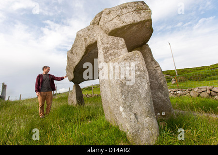 Legananny Dolmen ist ein megalithischen Dolmen oder Cromlech zu nahe Banbridge und Castlewellan, ein gutes Beispiel für ein Dolmen. Stockfoto