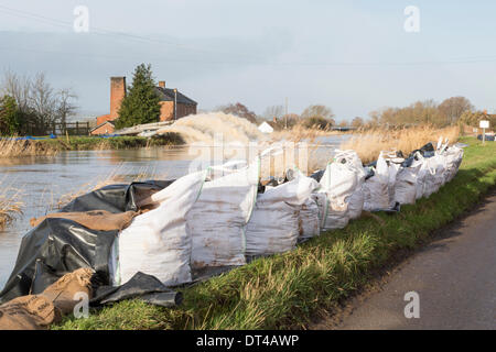 Verteidigung bei der Ortschaft Burrowbridge in Somerset am 8. Februar 2014 zu überfluten. Aufgrund der hohen Niederschläge Fluß Parrett wurde das Volumen des Wassers überfordert und hat in der Nähe Ackerland verlassen Häuser unter Wasser überschwemmt.  Der Umweltagentur haben zusätzliche Pumpen Saltmoor Pumping Station mit der riesigen Menge von Wasser zu bewältigen helfen entworfen, aber eine schwere Wasseralarm bleibt und einige Insassen wurde gesagt, um zu evakuieren. © Nick Kabel/Alamy Live News Bildnachweis: Nick Kabel/Alamy Live-Nachrichten Stockfoto