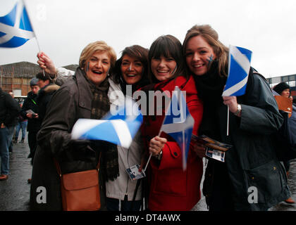 Edinburgh, Schottland. 8. Februar 2014. Fans, die vor dem Spiel-Atmosphäre zu genießen, bevor die RBS 6 Nations zwischen Schottland und England im Murrayfield Stadium, Edinburgh entsprechen. Bildnachweis: Action Plus Sport Bilder/Alamy Live News Stockfoto