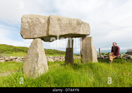 Legananny Dolmen ist ein megalithischen Dolmen oder Cromlech zu nahe Banbridge und Castlewellan, ein gutes Beispiel für ein Dolmen. Stockfoto