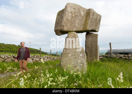 Legananny Dolmen ist ein megalithischen Dolmen oder Cromlech zu nahe Banbridge und Castlewellan, ein gutes Beispiel für ein Dolmen. Stockfoto