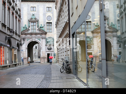 Straße mit Detail der Fassade der Residenz bauen, ehemaligen Königspalast in München, Deutschland Stockfoto