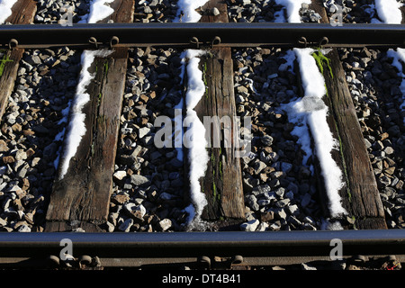 Gleise unter Schnee Stockfoto