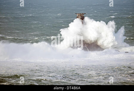 Langschiffe Leuchtturm von riesigen Wellen (150 FT +) während der jüngsten Stürme auf 8. Februar 2014 getroffen Stockfoto