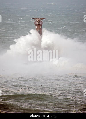 Langschiffe Leuchtturm von riesigen Wellen (150 FT +) während der jüngsten Stürme auf 8. Februar 2014 getroffen Stockfoto