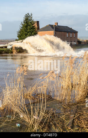 Verteidigung bei der Ortschaft Burrowbridge in Somerset am 8. Februar 2014 zu überfluten. Aufgrund der hohen Niederschläge Fluß Parrett wurde das Volumen des Wassers überfordert und hat in der Nähe Ackerland verlassen Häuser unter Wasser überschwemmt.  Der Umweltagentur haben zusätzliche Pumpen Saltmoor Pumping Station mit der riesigen Menge von Wasser zu bewältigen helfen entworfen, aber eine schwere Wasseralarm bleibt und einige Insassen wurde gesagt, um zu evakuieren. © Nick Kabel/Alamy Live News Bildnachweis: Nick Kabel/Alamy Live-Nachrichten Stockfoto