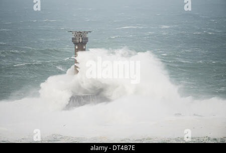 Langschiffe Leuchtturm von riesigen Wellen (150 FT +) während der jüngsten Stürme auf 8. Februar 2014 getroffen Stockfoto