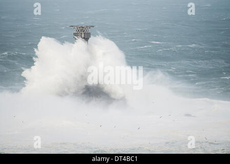 Langschiffe Leuchtturm von riesigen Wellen (150 FT +) während der jüngsten Stürme auf 8. Februar 2014 getroffen Stockfoto