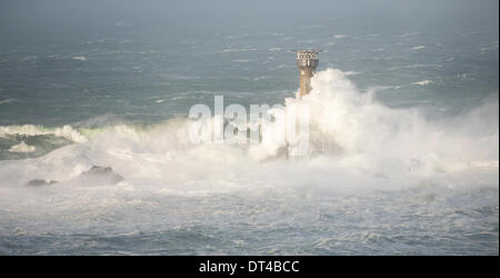 Langschiffe Leuchtturm von riesigen Wellen (150 FT +) während der jüngsten Stürme auf 8. Februar 2014 getroffen Stockfoto