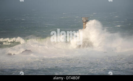 Langschiffe Leuchtturm von riesigen Wellen (150 FT +) während der jüngsten Stürme auf 8. Februar 2014 getroffen Stockfoto