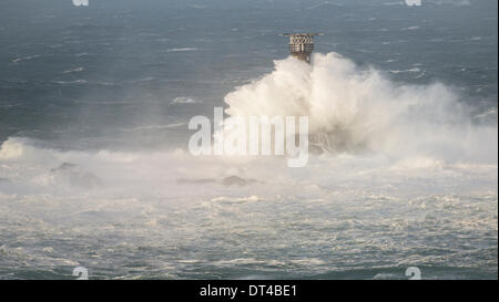 Langschiffe Leuchtturm von riesigen Wellen (150 FT +) während der jüngsten Stürme auf 8. Februar 2014 getroffen Stockfoto