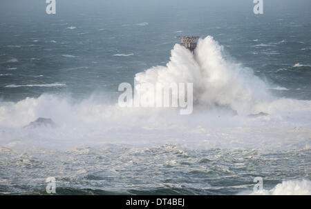 Langschiffe Leuchtturm von riesigen Wellen (150 FT +) während der jüngsten Stürme auf 8. Februar 2014 getroffen Stockfoto