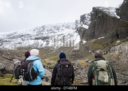 Wanderer im Cwm Brwynog Clogwyn Du'r Arddu betrachten, an den Hängen des Mount Snowdon in Berge von Snowdonia North Wales UK Stockfoto