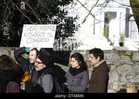 Dublin, Irland. 8. Februar 2014.  Ein Demonstrant hält ein Schild, das liest, "Ihre Rosenkränze aus dem Parlament zu nehmen". Die spanische Botschaft kann im Hintergrund zu sehen. Irischen und spanischen pro-Wahl-Aktivisten protestierten gegen die geplante spanische Abtreibungsrecht vor der spanischen Botschaft in Irland. Die konservative spanische Regierung möchte das Gesetz rückgängig zu machen, das freie Abtreibung in den ersten 14 Wochen erlaubt. Bildnachweis: Michael Debets/Alamy Live-Nachrichten Stockfoto