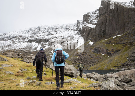 Wanderer im Cwm Brwynog vorbei unter Clogwyn Du'r Arddu an den Hängen des Mount Snowdon in Berge von Snowdonia North Wales UK Stockfoto