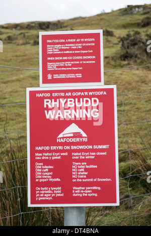 Zweisprachige Hinweisschilder auf Llanberis Pfad für die Schließung von hafod Eryri Cafe und gefährlichen Bedingungen auf Mt Snowdon im Winter Snowdonia Wales UK Stockfoto