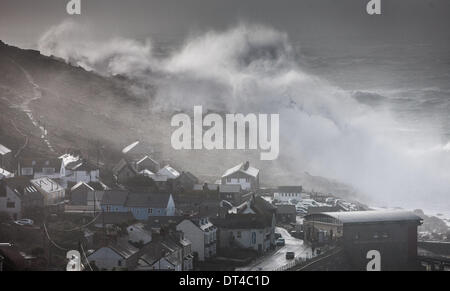 Sennen, Cornwall, UK. 8. Februar 2014.  Riesige Wellen über Sennen In Cornwall nur nach der Flut heute. Bildnachweis: Roy Riley/Alamy Live-Nachrichten Stockfoto