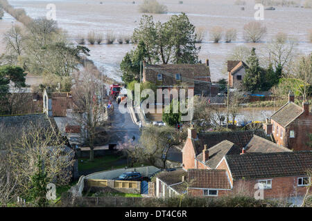 Borrowbridge, Somerset, UK. 8. Februar 2014. Die Ortschaft Burrowbridge in Somerset am 8. Februar 2014 von Hochwasser umgeben, von der Spitze der Graben prahlen gesehen. Aufgrund der außergewöhnlich hohen Niederschläge der Fluß Parrett gelungen, das Volumen des Wassers zu bewältigen und hat in der Nähe von Ackerland und der Hauptstraße, die die A361 nach Taunton für sieben Wochen geschlossen wurde überschwemmt. Bleibt eine schwere Wasseralarm, was bedeutet, dass Leben gefährdet sein könnte und viele Bewohner wurde gesagt, um zu evakuieren. Bildnachweis: Nick Kabel/Alamy Live-Nachrichten Stockfoto