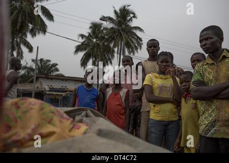 Bangui, Zentralafrikanische Republik. 7. Februar 2014. 7. Februar 2014 zivile Musulman war gelyncht und getötet durch Anti-Balaka. Er wurde in seinem Haus in PK5 Bereich dann Anti-Balaka kam, ihn zu töten. Muslime aus dem Bereich beobachten des Körpers. Bildnachweis: Laurence Geai/NurPhoto/ZUMAPRESS.com/Alamy Live-Nachrichten Stockfoto