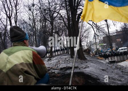 Kiew, Ukraine. 7. Februar 2014. Anti-Regierungs-Demonstranten sprechen bei der Polizei von den Barrikaden in der Nähe von Dynamo Stadiumon 7. Februar 2014. Die Euromajdan ist eine Welle der anhaltenden Demonstrationen und Unruhen in der Ukraine, die in der Nacht des 21. November 2013 mit öffentlichen Protesten fordern mehr Europäische Integration begann. Der Umfang der Proteste hat sich seitdem entwickelt, mit vielen Forderungen nach dem Rücktritt von Präsident Viktor Yanukovych und seiner Regierung und '' einen Willen zum Leben in UkraineÌâåÊÌâåÈ zu ändern. Foto von Emeric Fohlen/NurPhoto Credit: Emeric Fohlen/NurPhoto/ZUMAPRESS.com/Alamy Live-Nachrichten Stockfoto