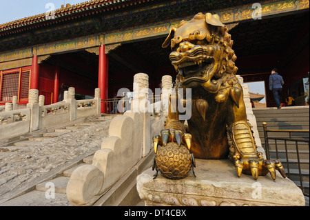 Löwe vor Tor der Himmlischen Reinheit (Qianqingmen). Verbotene Stadt. Peking, China. Stockfoto