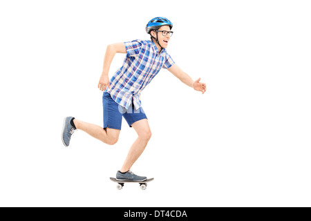 Voller Länge Porträt des jungen Mannes mit Helm Reiten eine kleinere skateboard Stockfoto