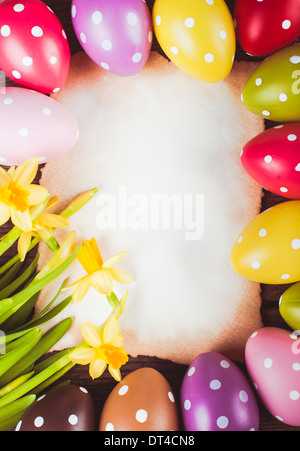 Bunte Polka Dot Eiern und leere Grußkarte. Osterschmuck Stockfoto