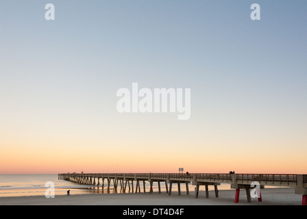 Gäste genießen einen entspannten Winterabend am und um den Jacksonville Beach Pier in Jacksonville Beach, Florida. (USA) Stockfoto