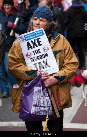 Bristol, UK. 8. Februar 2014. Ein Demonstrant hält ein Plakat lesen "die Schlafzimmer-Steuer Axt". Demonstranten marschierten durch Bristol Stadtzentrum am 8. Februar 2014 fordert, dass Bristol City Council der gewählte Bürgermeister Vorschlag für £90 M Schnitte zu lokalen Dienstleistungen ablehnt. Bildnachweis: Redorbital Fotografie/Alamy Live-Nachrichten Stockfoto