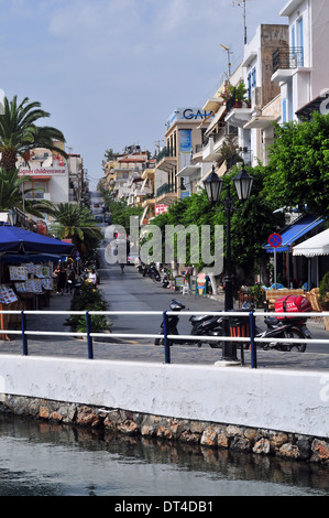 Kai und Street Szene in Agios Nikolaos, Kreta, Griechenland an einem September-Nachmittag. Stockfoto