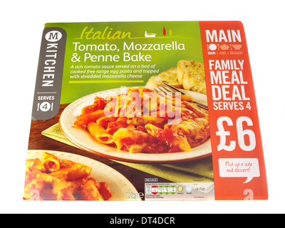 Morrisons bereit, Essen, italienische Tomaten, Mozzarella und Penne Pasta Backen Stockfoto