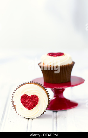 Valentine Cupcakes auf einem Mini-Kuchen-Ständer Stockfoto