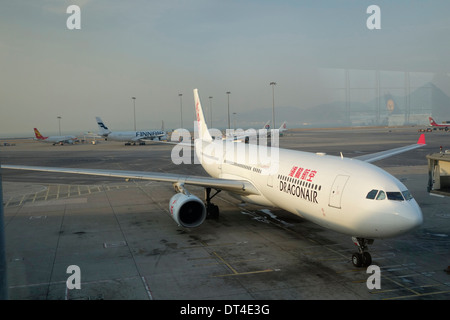 Dragonair Jet an einem Tor von Hong Kong International Airport in China. Stockfoto