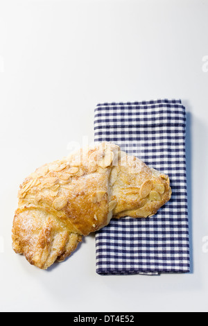 Mandel-Croissant. Einzelne halbmondförmige Blätterteig. Stockfoto