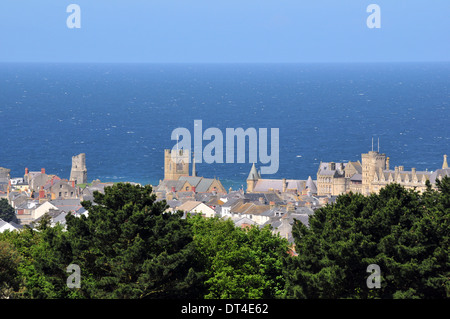 Aberystwyth Castle, St Michaels Church und die alten College Aberystwyth University gegen ein blaues Meer an einem sonnigen Tag im Mai. Stockfoto