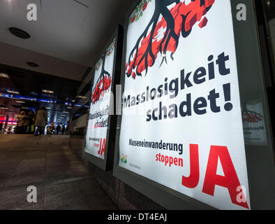 Zürich, 8. Februar 2014: ein Referendum Wahlplakat der Unterstützer von der Schweizer Volksabstimmung "Masseneinwanderung stoppen" an einen unterirdischen Durchgang im Zürcher Hauptbahnhof einen Tag vor den Plebisziten stattfindet. Das kommende Schweizer Referendum feste Quoten auf Zuwanderung aus EU-Ländern und macht (wenn von den Schweizern angenommen) setzen Sie ein Ende, die bestehenden bilateralen Treatys mit der EU erneut eingeführt werden soll. Bildnachweis: Erik Tham/Alamy Live-Nachrichten Stockfoto