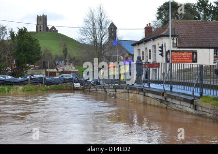 Burrow Brücke, Somerset, UK. 8. Februar 2014.  UK Überschwemmungen im Fuchsbau Brücke in Somerset, Robert Timoney/AlamyLiveNews. Stockfoto