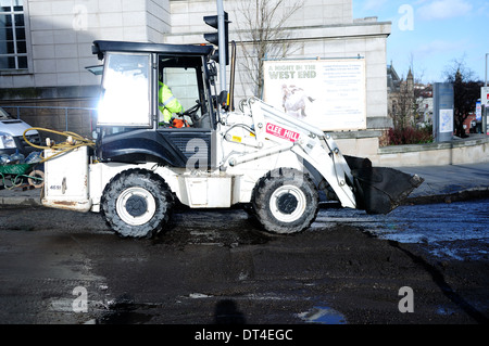 Straßenarbeiten, Reparatur Rohrbruch Wasser und Verlegung neuer Straßenbelag, Nottingham, UK. Stockfoto