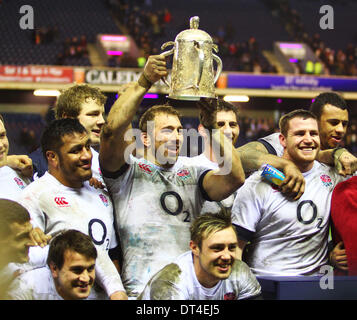 Edinburgh, Schottland. 8. Februar 2014. RBS 6 Nations match zwischen Schottland und England im Murrayfield Stadium, Edinburgh. England-Team feiern ihre entscheidenden 0-20-Sieg mit den Calcutta Cup-Trophäe. Bildnachweis: Aktion Plus Sport/Alamy Live-Nachrichten Stockfoto