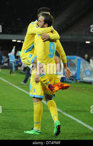 Neapel, Italien. 8. Februar 2014. Gonzalo Higuain feiert nach Scoringof SSC Napoli Football / Soccer: italienische Seria A match zwischen SSC Napoli und dem AC Mailand im Stadio San Paolo in Neapel, Italien. Bildnachweis: Franco Romano/Alamy Live-Nachrichten Stockfoto