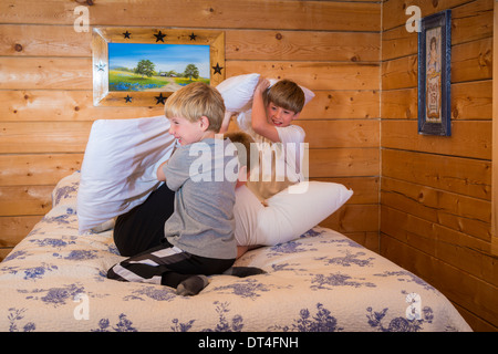 Kissenschlacht Stockfoto