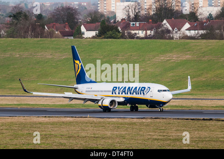 Ryanair Boeing 737 Flugzeug auf der Landebahn nach der Landung am Flughafen Birmingham International Stockfoto