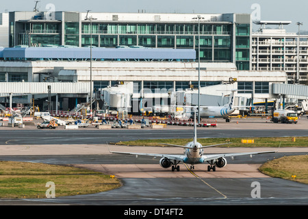 Flybe Embraer ERJ 195 Flugzeug auf dem Rollweg, der zu den Flughafenterminalgebäuden am Birmingham International Airport führt Stockfoto