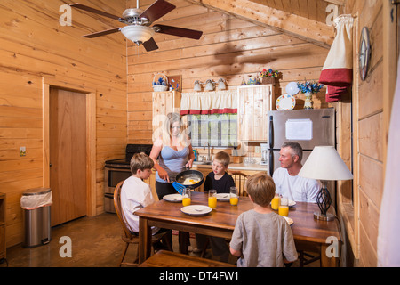 Blockhaus Küche Familienfrühstück Stockfoto