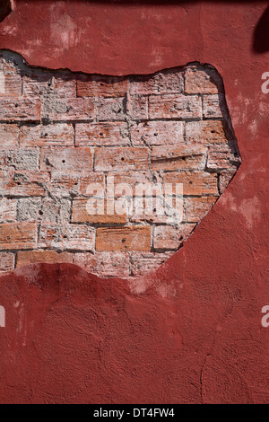 Alte Mauer mit zerlumpten Putz Stockfoto