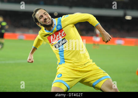 Neapel, Italien. 8. Februar 2014. Neapel, Italien 8. Februar 2014. Gonzalo Higuain feiert nach Scoringof SSC Napoli Football / Soccer: italienische Seria A match zwischen SSC Napoli und dem AC Mailand im Stadio San Paolo in Neapel, Italien. Bildnachweis: Franco Romano/NurPhoto/ZUMAPRESS.com/Alamy Live-Nachrichten Stockfoto