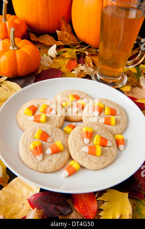 Teller mit Süßigkeiten Mais Keksen und Tee mit bunten Herbst Blätter und Kürbisse Stockfoto