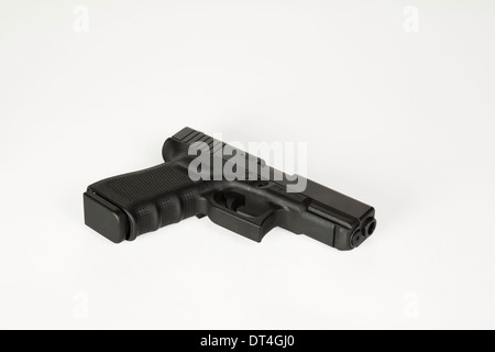 9 mm halbautomatische Pistole auf weißem Hintergrund mit Pfad für einfache Auswahl. Stockfoto